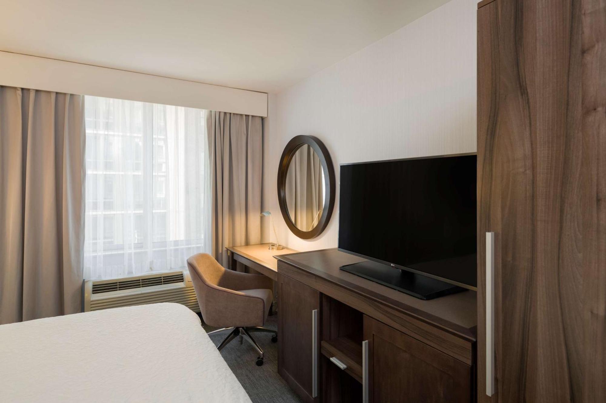 Hampton Inn Manhattan - Times Square South Нью-Йорк Екстер'єр фото