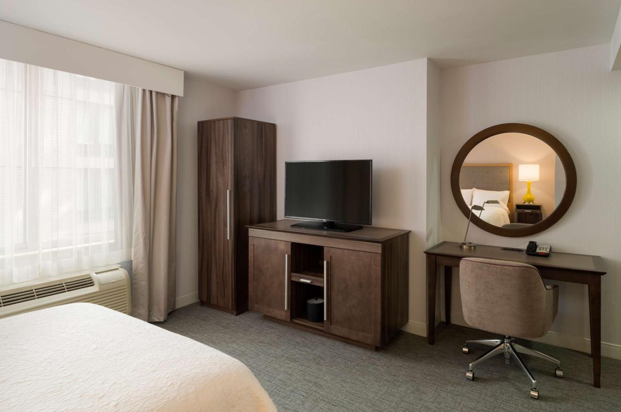 Hampton Inn Manhattan - Times Square South Нью-Йорк Екстер'єр фото